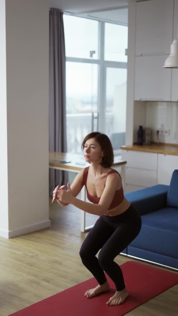 Atletisk fit pige gør fitness aerobe øvelser, hoppe squats – Stock-video