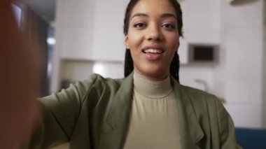 Gülümseyen Afrikalı Amerikalı kadınların el sallama konuşmalarının ekran görüntüsü.
