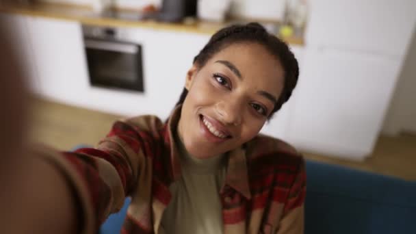 Ponto de vista tiro de menina afro-americana tomando selfie sorrindo posando olhando para a câmera em casa sozinho — Vídeo de Stock