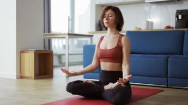 Sabahları yoga minderinde Lotus 'la yoga egzersizi yapan kadının portresi.