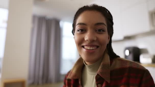 Feliz milenial biracial hembra tener webcam digital en línea, hablando con la cámara — Vídeo de stock