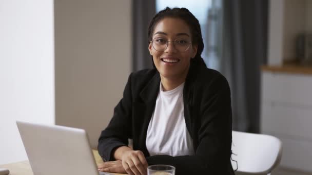 Afro-Amerikaanse meisje secretaresse zakelijke vrouw zitten aan tafel op kantoor, portret beelden — Stockvideo