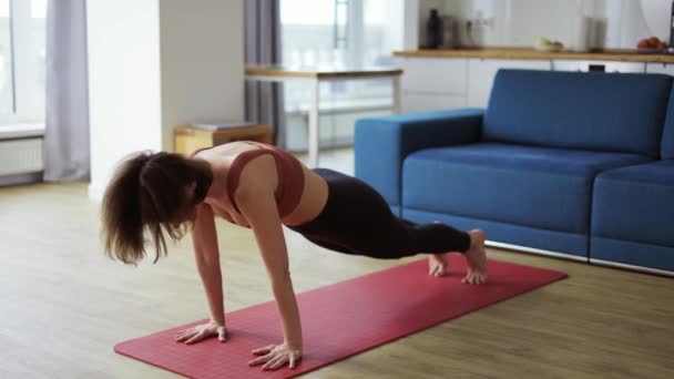 Woman in sportswear doing cow cat pose, exercises on mat — Stock Video