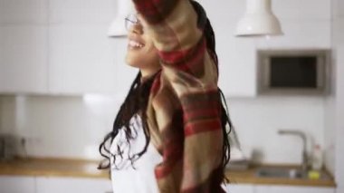 Mutlu havalı siyah kız evde tek başına dans ederek eğleniyor.