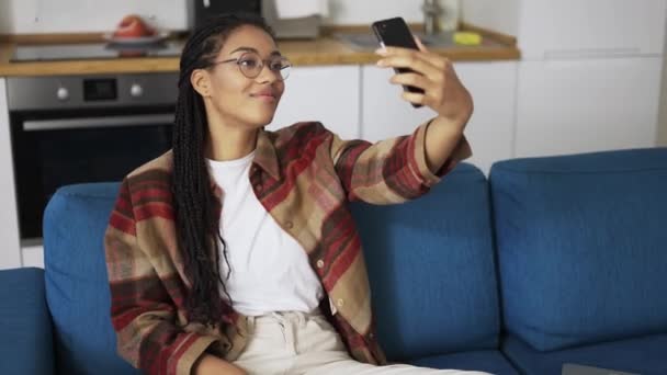 Ung vacker leende flicka med dreadlocks tar selfie bild med smart telefon kamera — Stockvideo