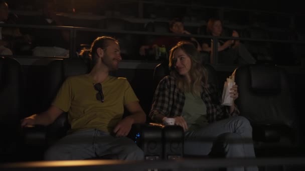 남자 친구와 여자 친구는 영화관에서 데이트를 한다. 사랑하는 커플 이 코미디 영화를 봅니다 — 비디오