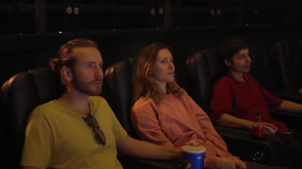 Grupo de jovens amigos diversos em um cinema, veio assistir a um filme em uma tela grande — Vídeo de Stock