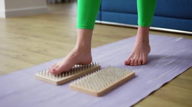 Evin içinde sadhu tahtasına basan kadınların ayaklarını kapat.