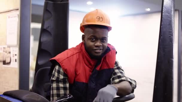 Retrato do operador de empilhadeira no armazém, usando uniforme — Vídeo de Stock