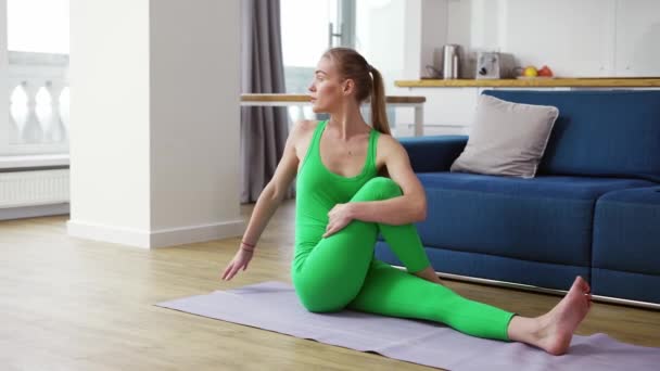 Kvinna hemma gör yoga, utför vridande salvia position — Stockvideo