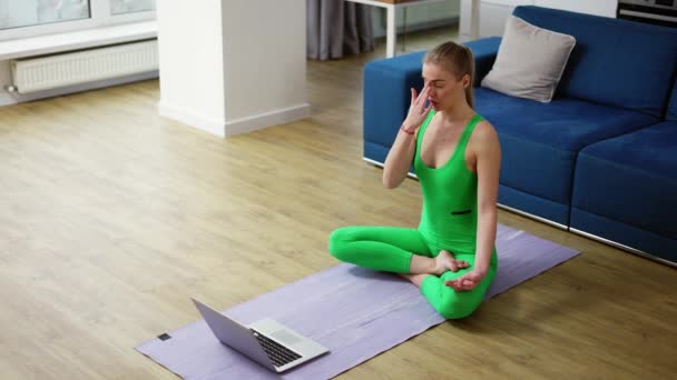 Mulher em casa conversa em vídeo chamada sentar no tapete de ioga — Vídeo de Stock