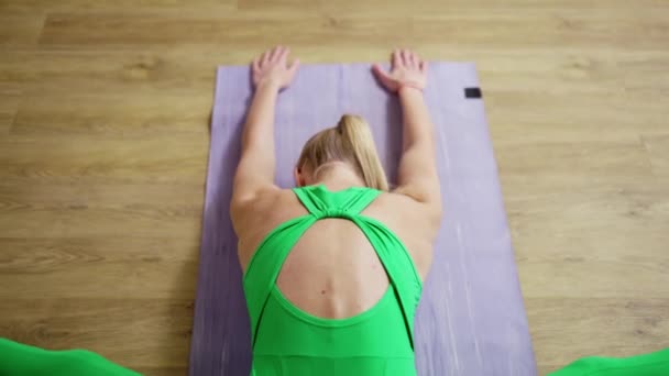 Vrouw stretching in de woonkamer, hoge hoek uitzicht, slow motion — Stockvideo