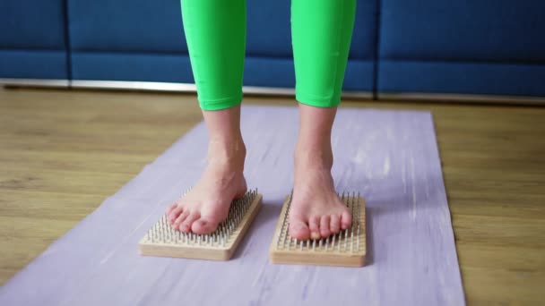 Κοντινό πλάνο των γυναικείων ποδιών που στέκονται στο σαντού μέσα στο σπίτι — Αρχείο Βίντεο