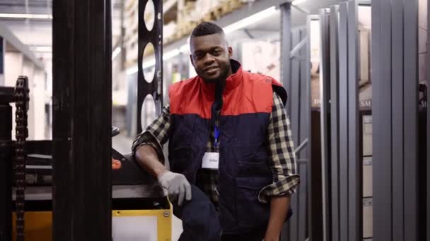 Close-up portret van vorkheftruck operator in het magazijn, met uniform en badge — Stockvideo