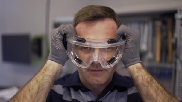 Μηχανικός αυτοκινήτων που φοράει πλαστικά προστατευτικά γυαλιά — Αρχείο Βίντεο