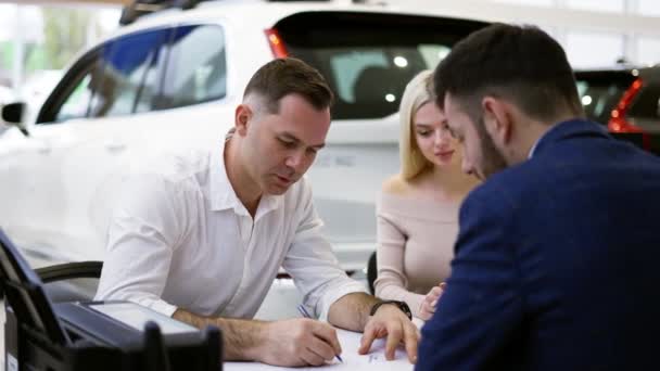 Pembelian keluarga untuk mobil baru, menandatangani kontrak di showroom — Stok Video