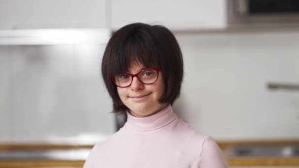 Portret szczęśliwej dziewczyny z zespołem Downa w okularach — Wideo stockowe