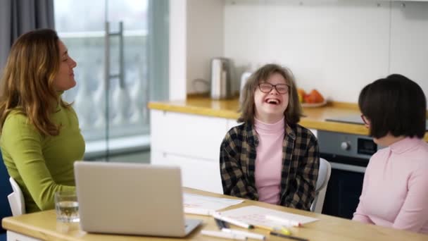 Lehrerin unterrichtet junge Mädchen mit Down-Syndrom mit Laptop und macht gemeinsam Spaß — Stockvideo