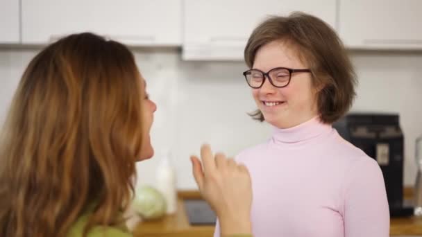 Mutter und ihre schöne Tochter mit Down-Syndrom machen zu Hause zusammen Spaß — Stockvideo