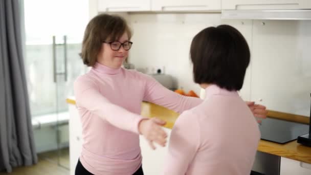 Boldog lányok Down-szindrómával összejönnek ölelkezni. — Stock videók