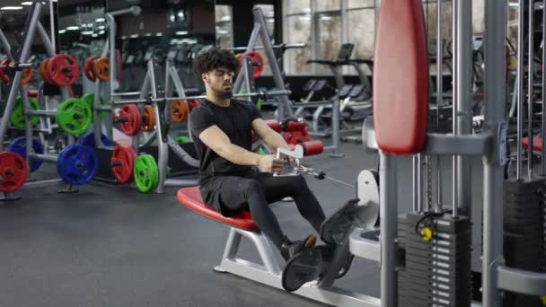 Εντατική Προπόνηση Στο Γυμναστήριο Άνθρωπος Που Κάνει Την Άσκηση Καλώδιο — Αρχείο Βίντεο