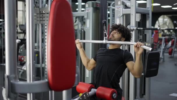 Hombre Joven Ejercitando Tirón Lateral Gimnasio Concepto Culturismo Rutina Saludable — Vídeos de Stock