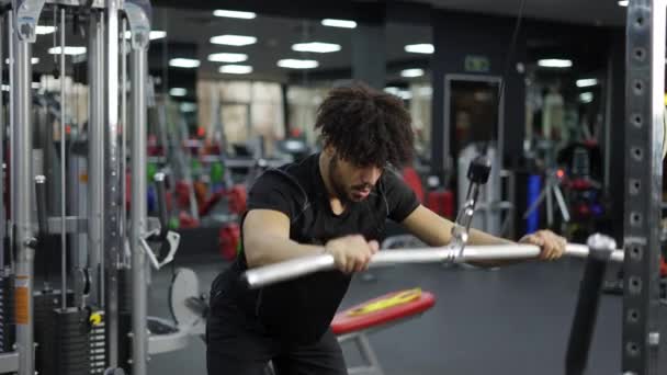 Ung Man Tränar Lateral Drag Gym För Ryggmusklerna Slow Motion — Stockvideo