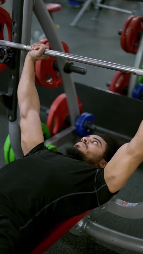 Man Med Muskulös Fysik Tillbringar Hård Träning Lyfta Skivstång Gymmet — Stockvideo