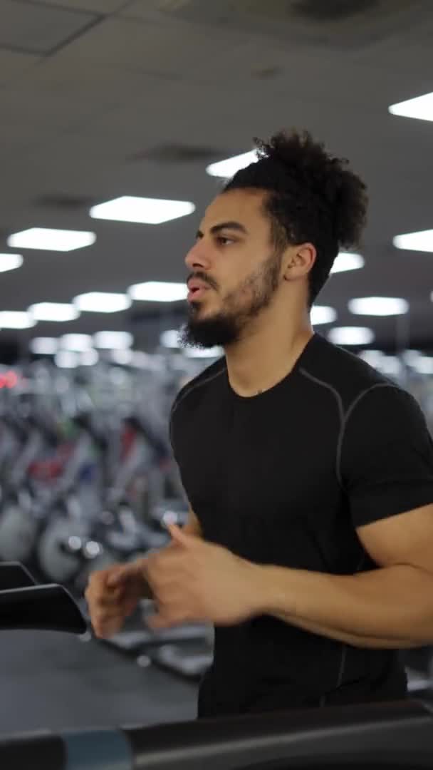 Fitness Homme Entraînement Cardio Exercice Sur Machine Courir Dans Salle — Video