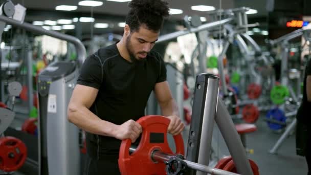 Atletische Bodybuilder Man Traint Sportschool Met Lange Halter Tillen Het — Stockvideo
