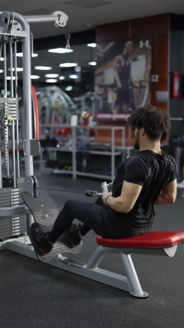 Homme Déterminé Faisant Exercice Rangée Câble Salle Gym — Video