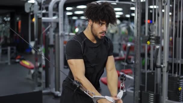 年轻男子在体操馆多站锻炼手臂和肩膀肌肉 — 图库视频影像