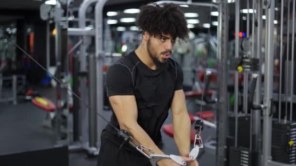 Jovem Exercitando Multiestação Ginásio Para Músculos Braço Ombros — Vídeo de Stock