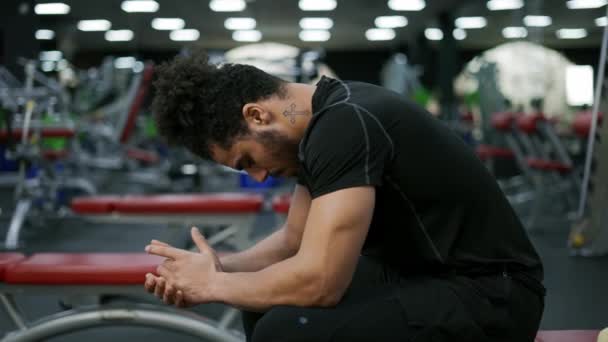 Hombre Sentado Descansar Después Terminar Curso Entrenamiento Con Pesas Gimnasio — Vídeo de stock