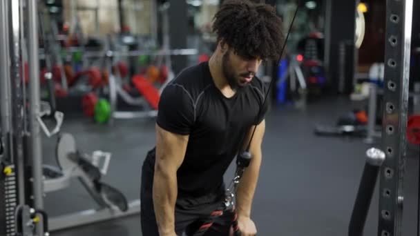 Hombre Joven Haciendo Ejercicio Multiestación Gimnasio Para Los Músculos Del — Vídeos de Stock