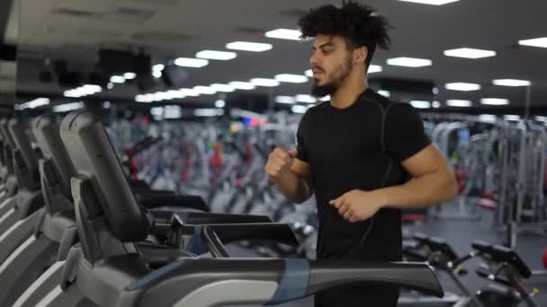 Fitness Merkezinde Egzersiz Koşu Bandı Makinede Koşucu Adam Eğitim — Stok video