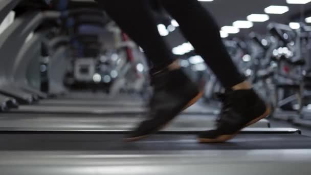 Primo Piano Gambe Uomo Che Jogging Sul Tapis Roulant Palestra — Video Stock