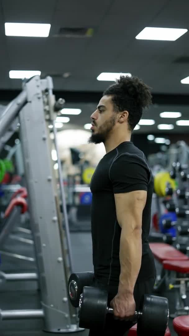 Pria Berotot Menggunakan Dumbel Untuk Melatih Bahunya Gym Kebugaran — Stok Video