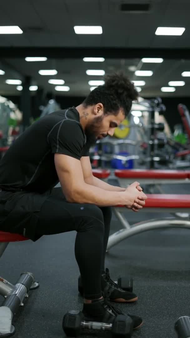 Homme Assis Respirant Après Avoir Terminé Cours Musculation Gymnase — Video