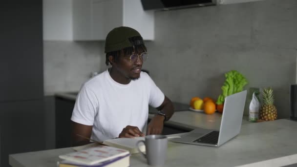 Εστιασμένος Μαύρος Αφρικανός Φοιτητής Χρησιμοποιώντας Lap Top Προετοιμασία Για Τις — Αρχείο Βίντεο