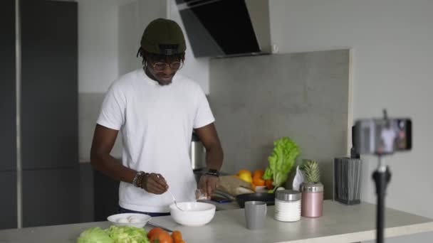 Afrikai Férfi Áll Konyhai Feljegyzések Mobiltelefon Élelmiszer Videokazetta Reggel Lassított — Stock videók
