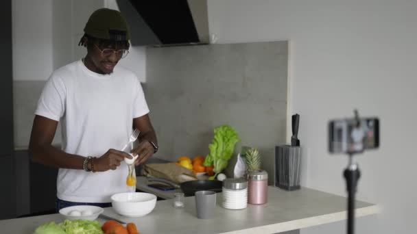 Africano Homem Registros Cozinha Celular Nova Comida Videoblog Parte Manhã — Vídeo de Stock