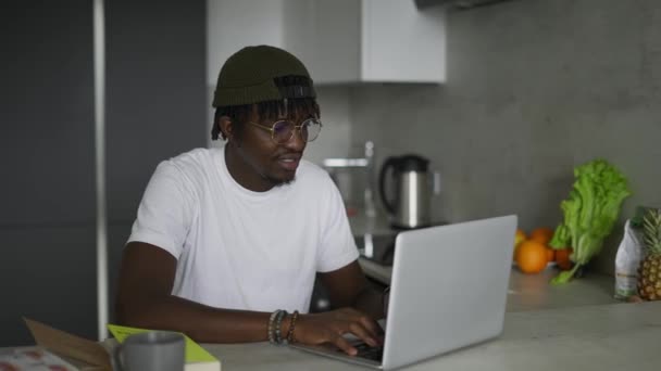 Gericht Afrikaans Zwart Mannelijke Student Met Behulp Van Laptop Typen — Stockvideo