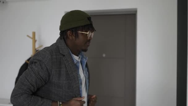 Siyah Adam Evimizin Kapısında Modaya Uygun Ceketli Evden Ayrılıyor — Stok video