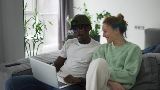 Happy Biracial Para Siedzi Kanapie Laptopem Gratulując Sobie Nawzajem — Wideo stockowe