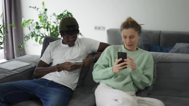 Szczęśliwa Para Birasowy Relaks Kanapie Smartfonami — Wideo stockowe