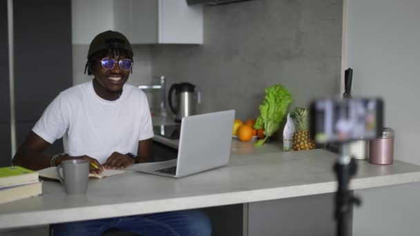 Μαύρος Άνδρας Βίντεο Καλώντας Κοιτάζοντας Κάμερα Επικοινωνούν Στο Διαδίκτυο Χαρούμενα — Αρχείο Βίντεο