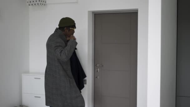 Μαύρος Άντρας Στην Μπροστινή Πόρτα Φοράει Μοδάτο Παλτό Φεύγει Από — Αρχείο Βίντεο