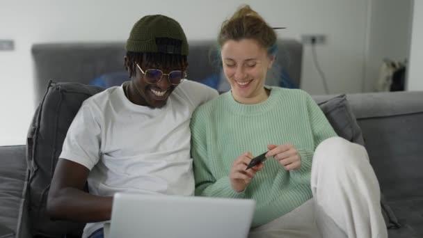 Casal Multirracial Compras Line Pede Uma Comida Faz Compras Remotamente — Vídeo de Stock