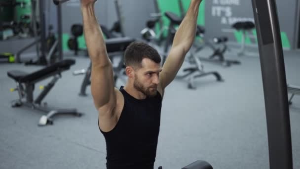 Treinamento Masculino Volta Mãos Músculos Fazendo Puxa Exercício Peso Ginásio — Vídeo de Stock